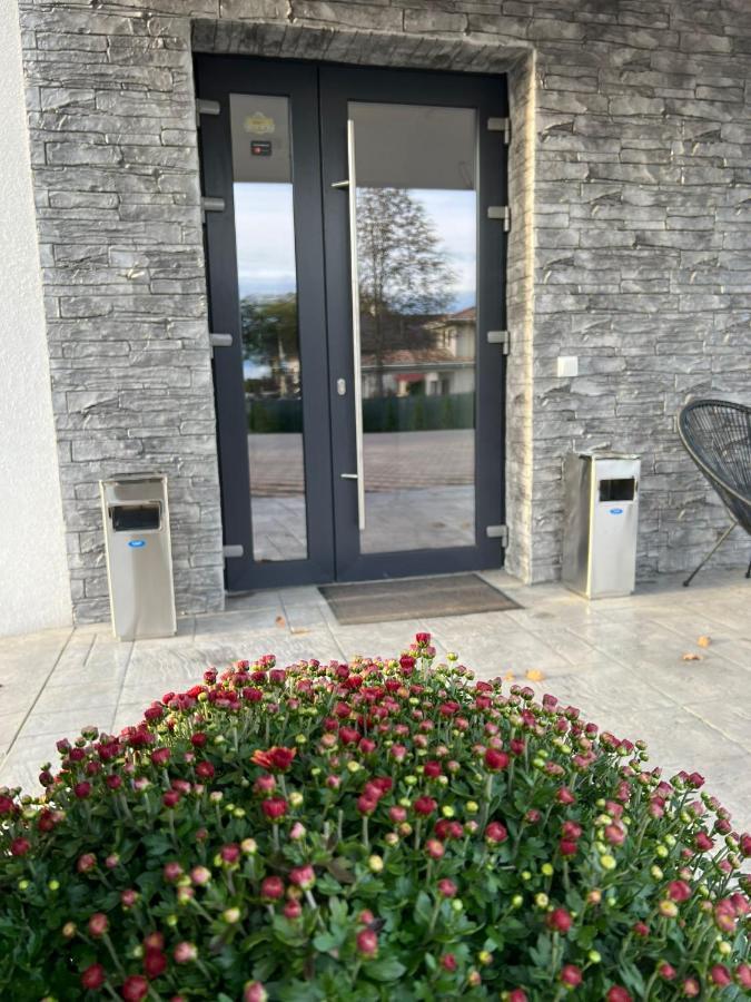 Stef Rooms Tirgu Frumos Exterior photo
