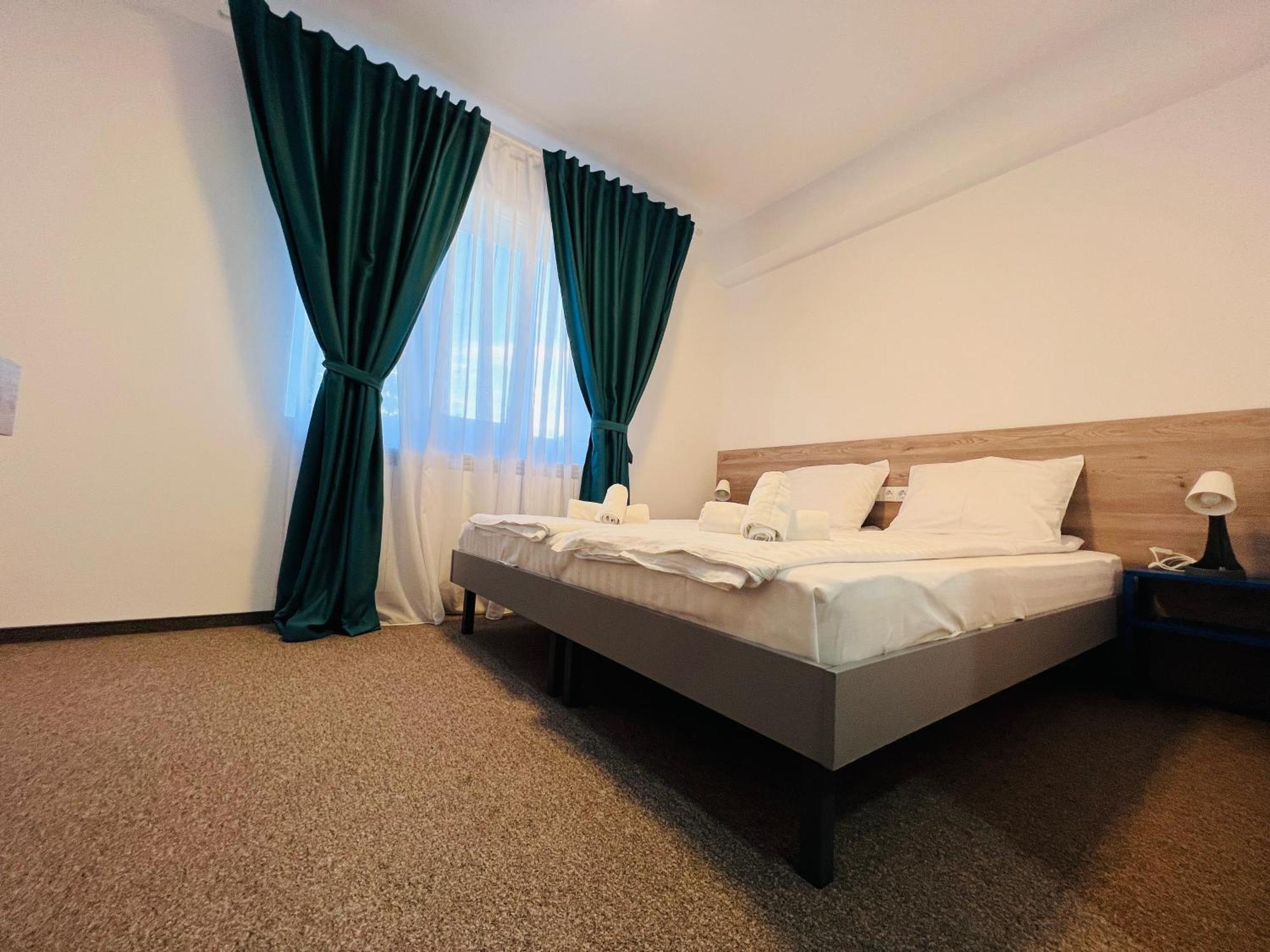 Stef Rooms Tirgu Frumos Exterior photo