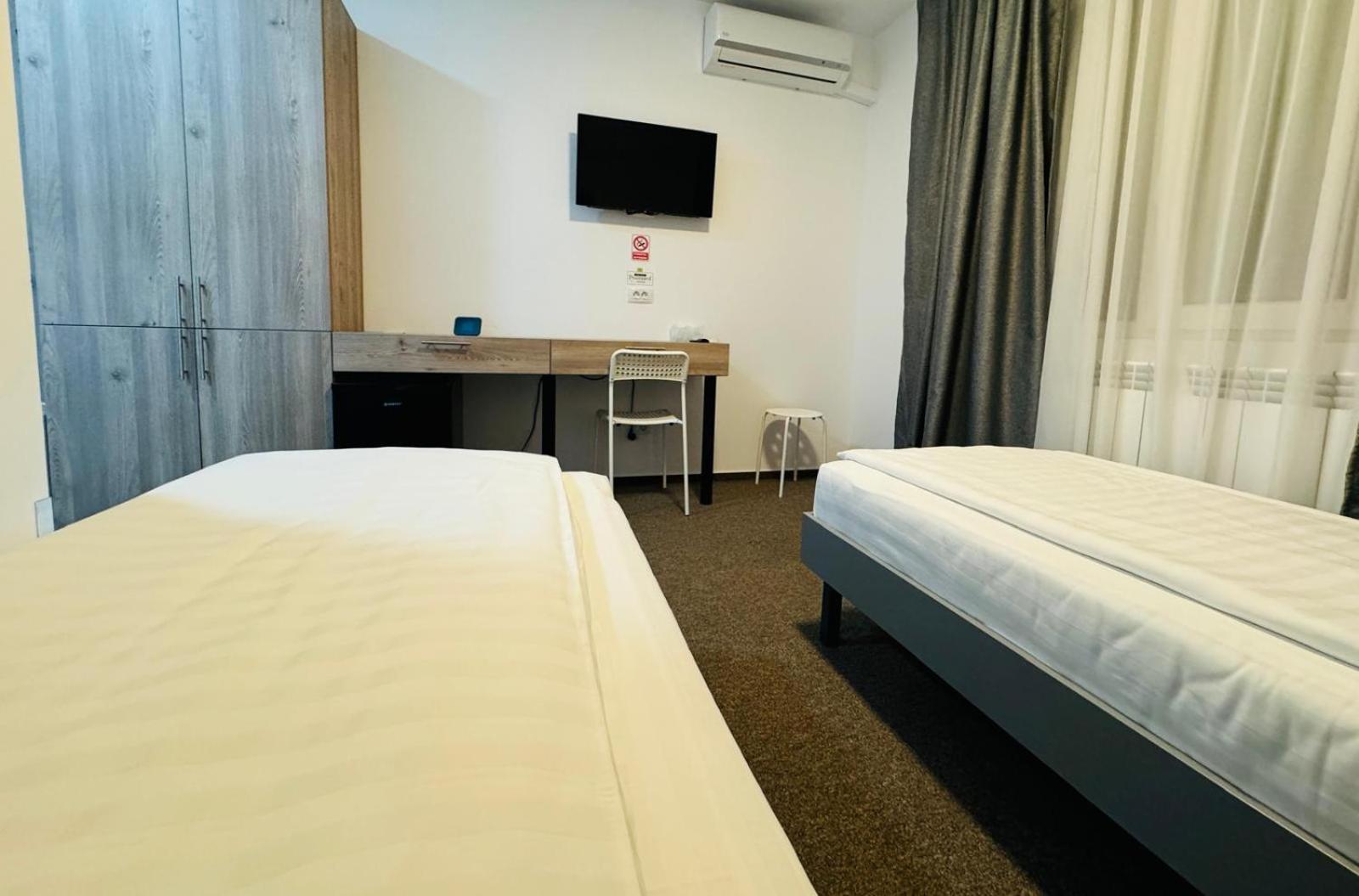 Stef Rooms Tirgu Frumos Exterior photo
